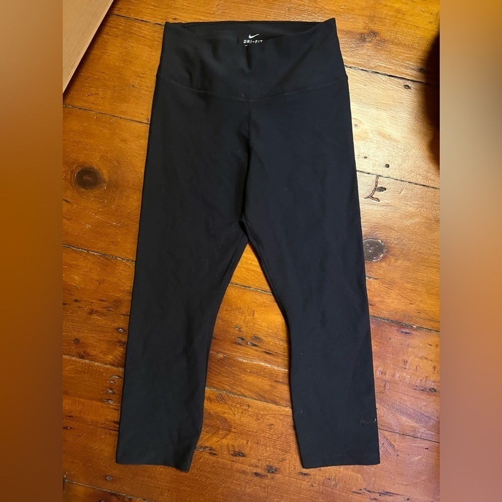 Nike Medium Black NWOT crop leggings